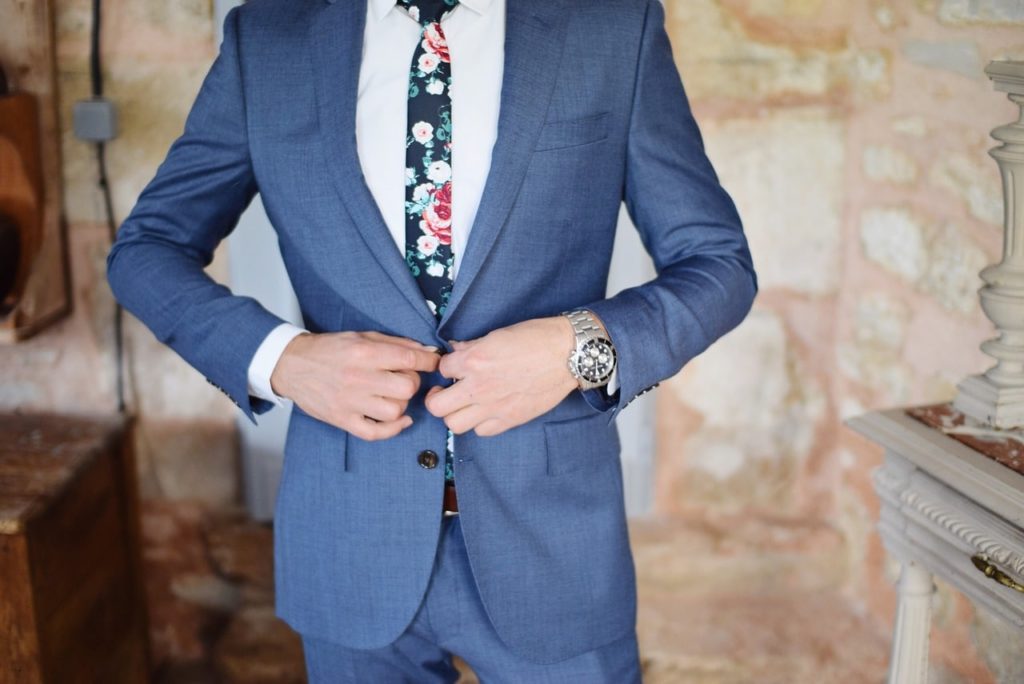 Man with suit and floral tie. The suit shows the right fit.